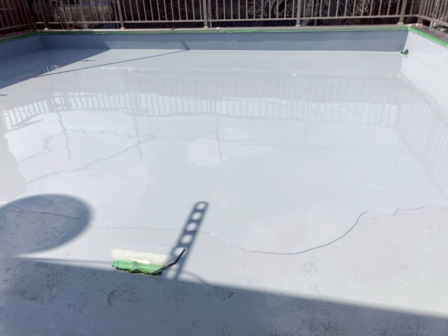 ウレタン防水二層目を塗装中